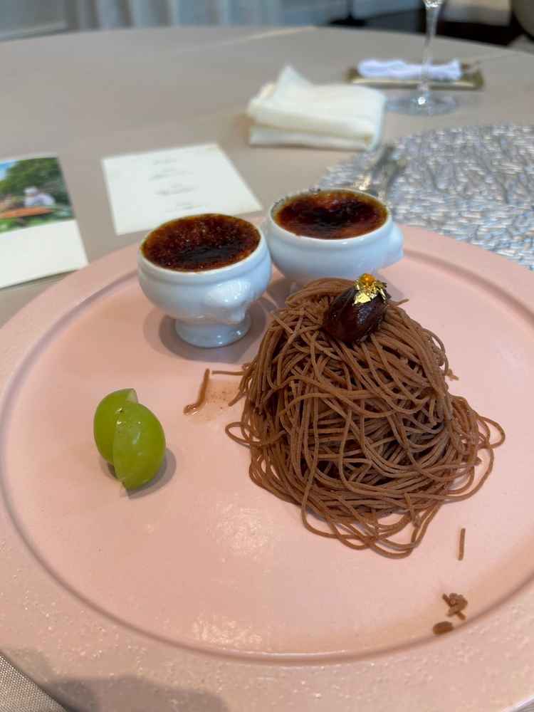 試食のデザートのモンブランはその場で絞っていただきました。