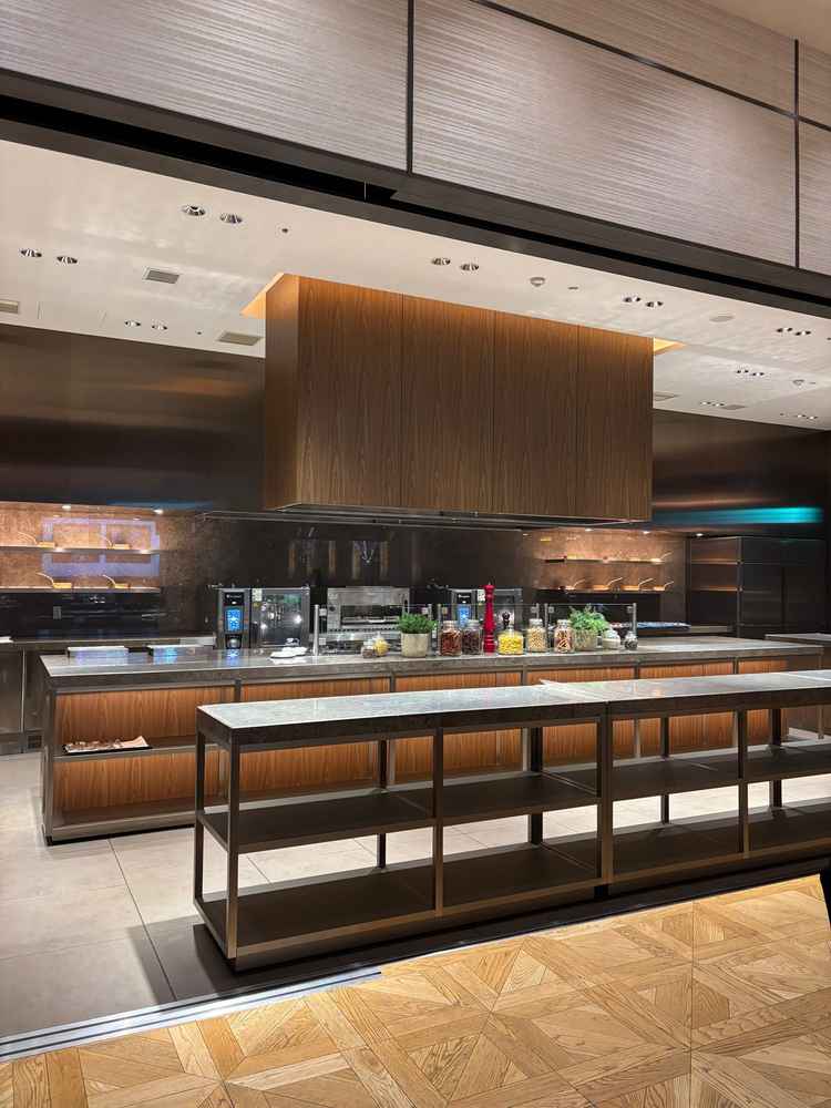 レジデンスバジルの会場です。オープンキッチンでの演出が魅力的でした。