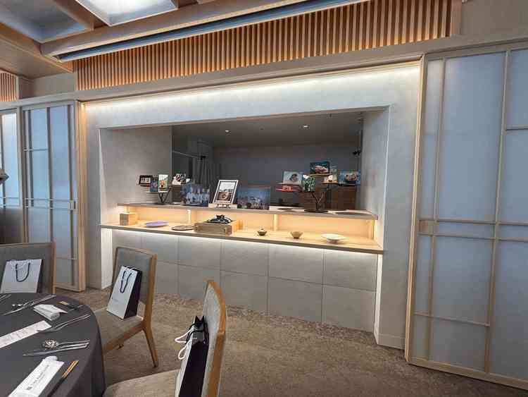 こちらは披露宴会場内のオープンキッチンです。 鯛の土鍋がありました。