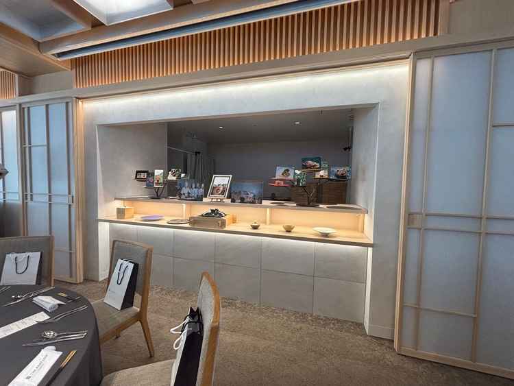 こちらは披露宴会場内のオープンキッチンです。 鯛の土鍋がありました。