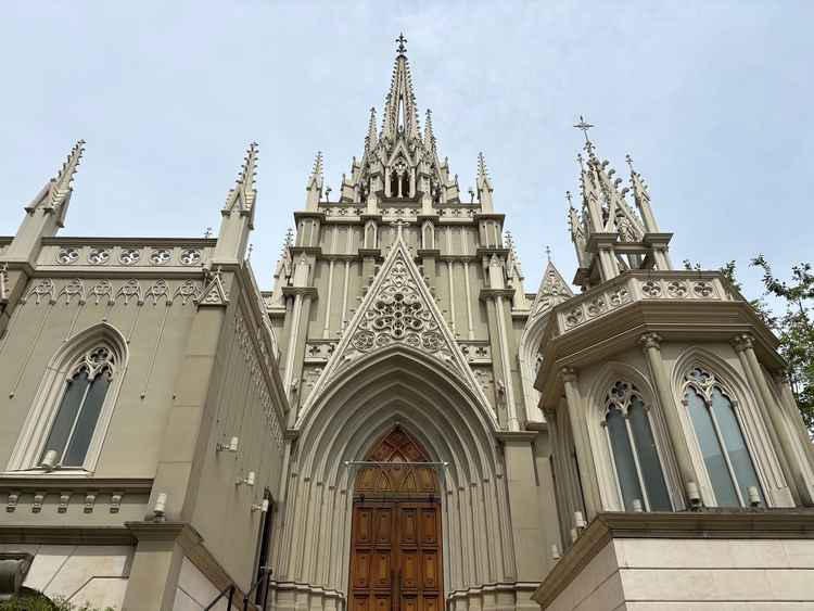挙式場の外観です。西洋風な建物のデザインと色合いが素敵でした。