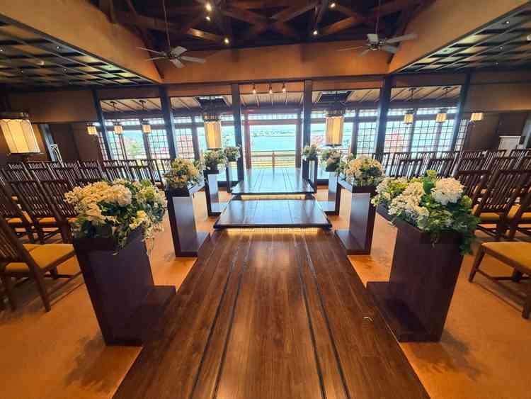 チャペルからも目の前の川を一望でき、ほかの式場にはない絶景を味わえます。