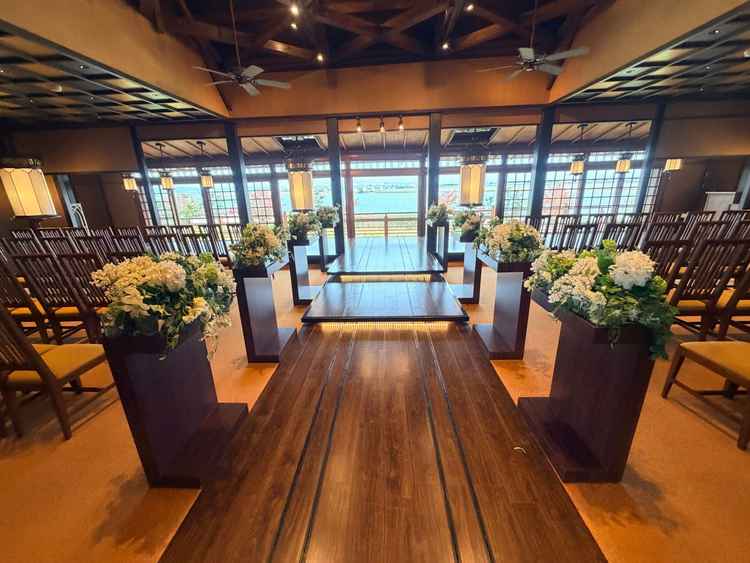 チャペルからも目の前の川を一望でき、ほかの式場にはない絶景を味わえます。