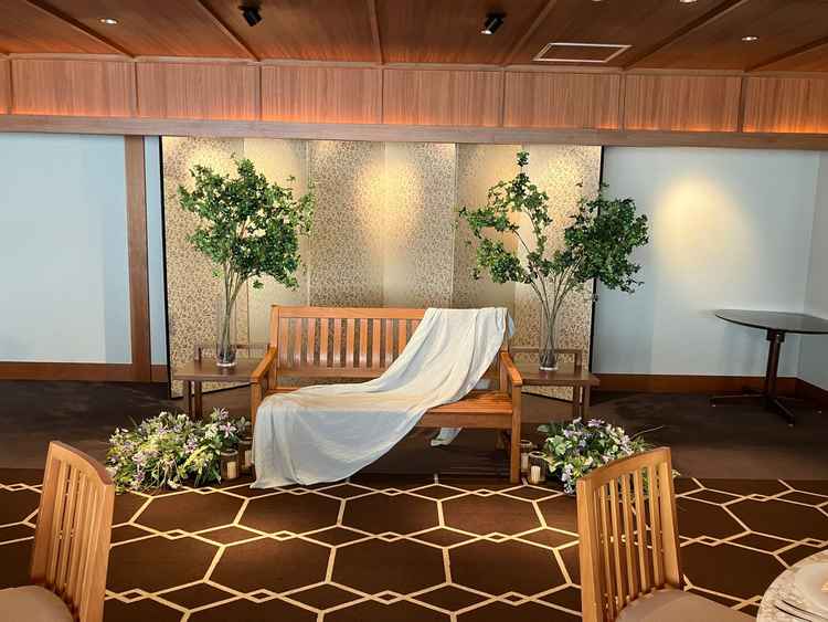 高砂をベンチにして、グリーンで飾ったレイアウト。天井が低く写真など吊るして飾ることも可能とのこと。