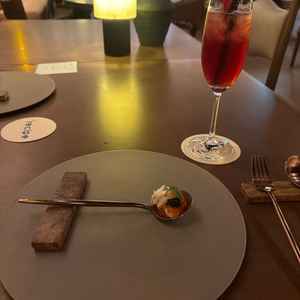 前菜のキャビア。当日は瓶に入って宝石のように出してくれるそうです。