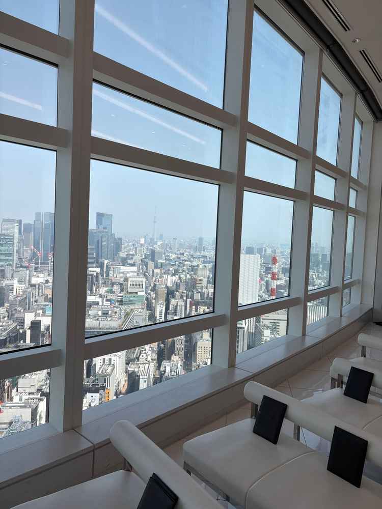 チャペルのゲスト目線の写真。すぐ右側にはスカイツリーが一望できました。