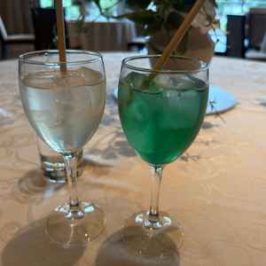試食会で飲んだウエルカムドリンク。オリジナルのノンアルコールカクテルでどちらも美味しかった。