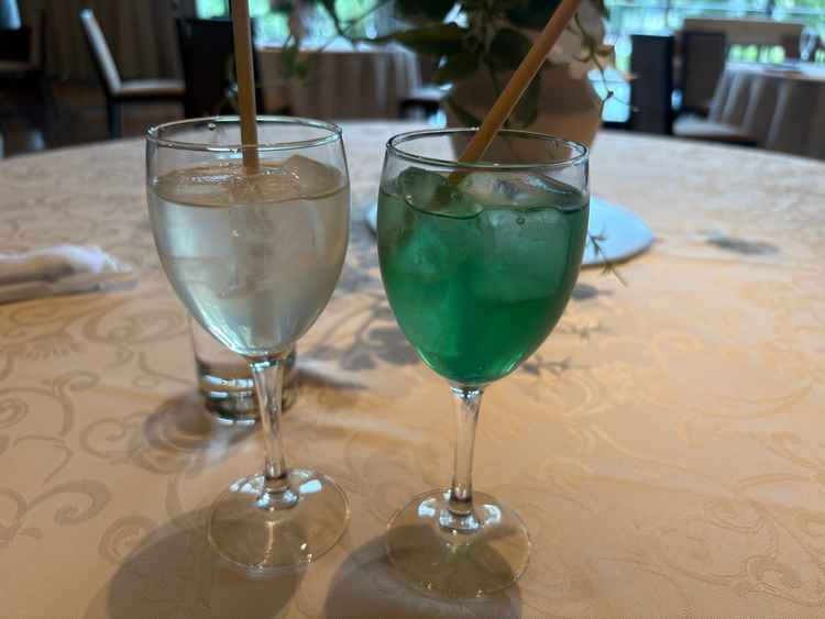 試食会で飲んだウエルカムドリンク。オリジナルのノンアルコールカクテルでどちらも美味しかった。