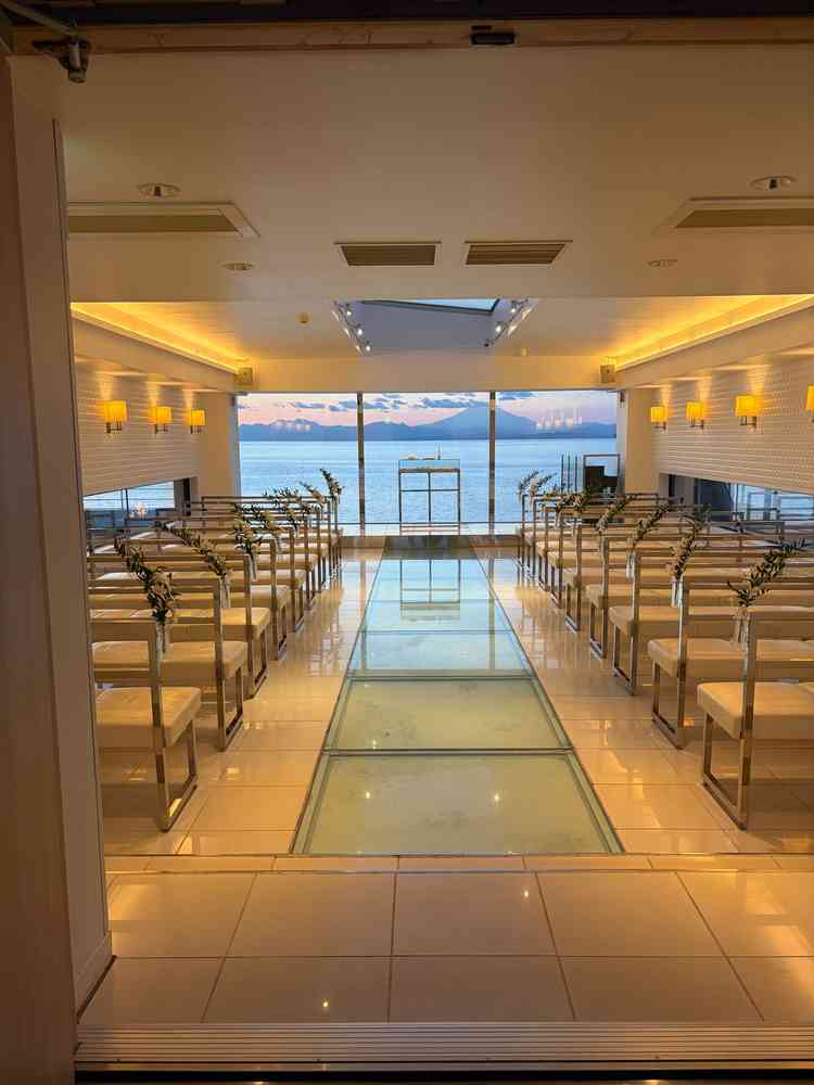 挙式会場に入った瞬間、目の前に海が広がるロケーションが印象的でした。やや窮屈さはありました。