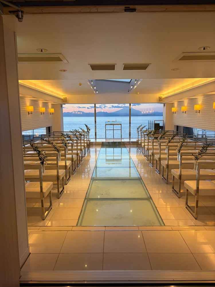 挙式会場に入った瞬間、目の前に海が広がるロケーションが印象的でした。やや窮屈さはありました。