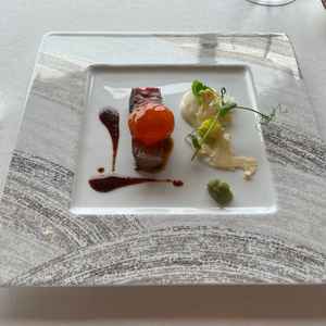 2日間特製出汁醤油に漬けた卵を乗せた美味しいお肉料理でした。