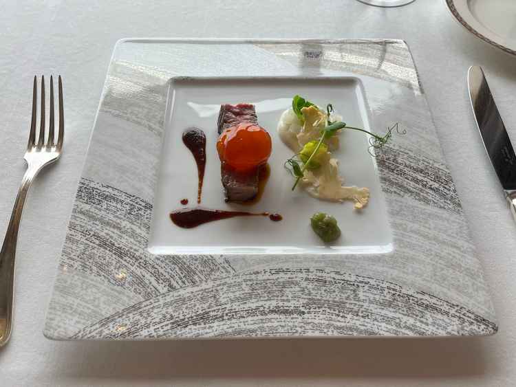 2日間特製出汁醤油に漬けた卵を乗せた美味しいお肉料理でした。