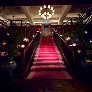 中央吹き抜けの階段です