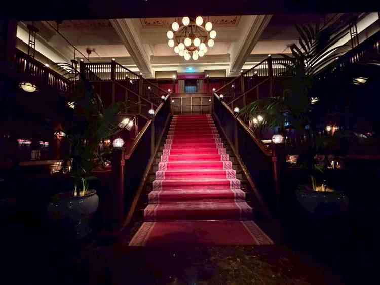 中央吹き抜けの階段です