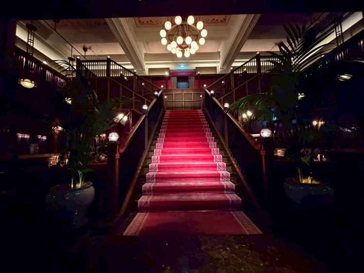 中央吹き抜けの階段です