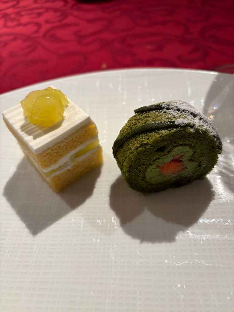 試食でいただいたデザート。左のメロンショートケーキはホテルの看板メニューでとても美味しかったです。