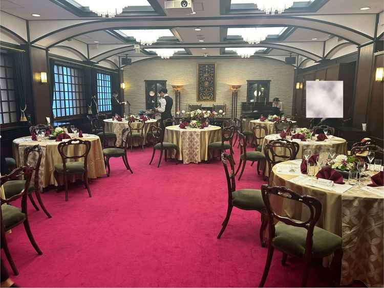 披露宴会場の結の間の入った所です。大正ロマン溢れる雰囲気に感動し、圧倒されました。