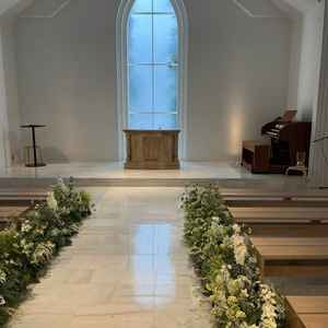 チャペルの中です。横長なのでバージンロードは短いです。