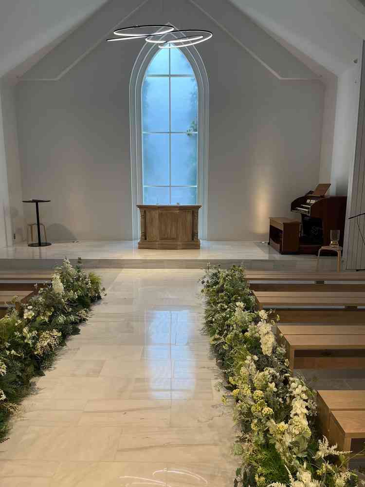 チャペルの中です。横長なのでバージンロードは短いです。