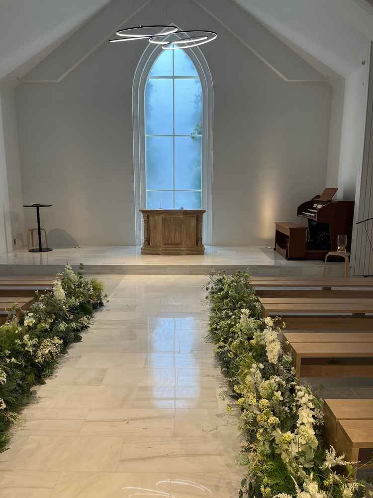 チャペルの中です。横長なのでバージンロードは短いです。