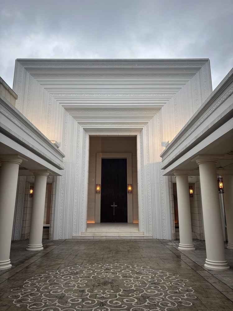 階段を登った後のチャペル前の景色。移動の際には屋根があり、天候に左右されない安心感がある。