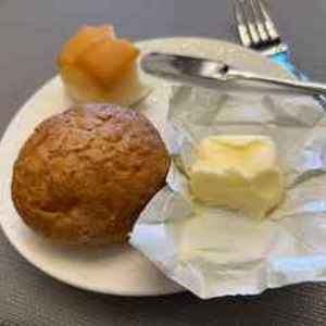 パン(全粒粉入とプレーン)