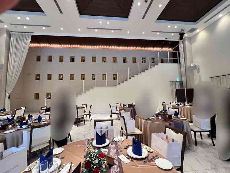 広めの披露宴会場です。プロジェクターの演出と大きな階段が素敵でした。