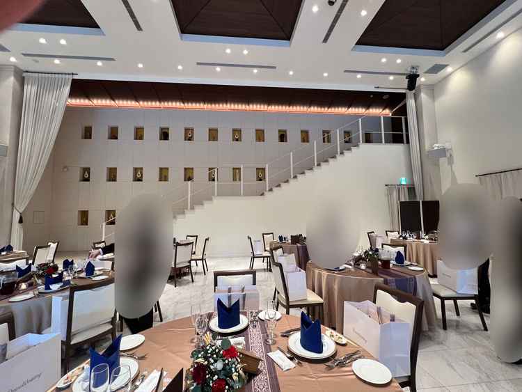 広めの披露宴会場です。プロジェクターの演出と大きな階段が素敵でした。