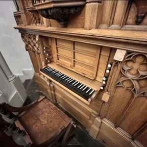 チャペル　パイプオルガン（寄り）