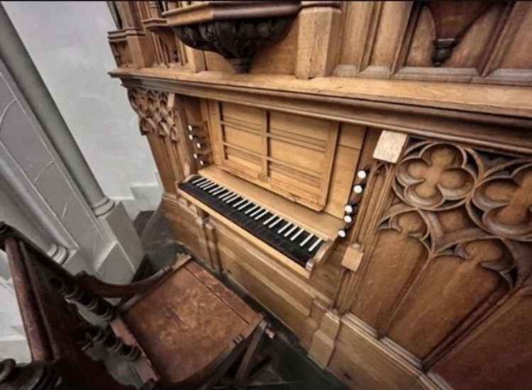 チャペル　パイプオルガン（寄り）