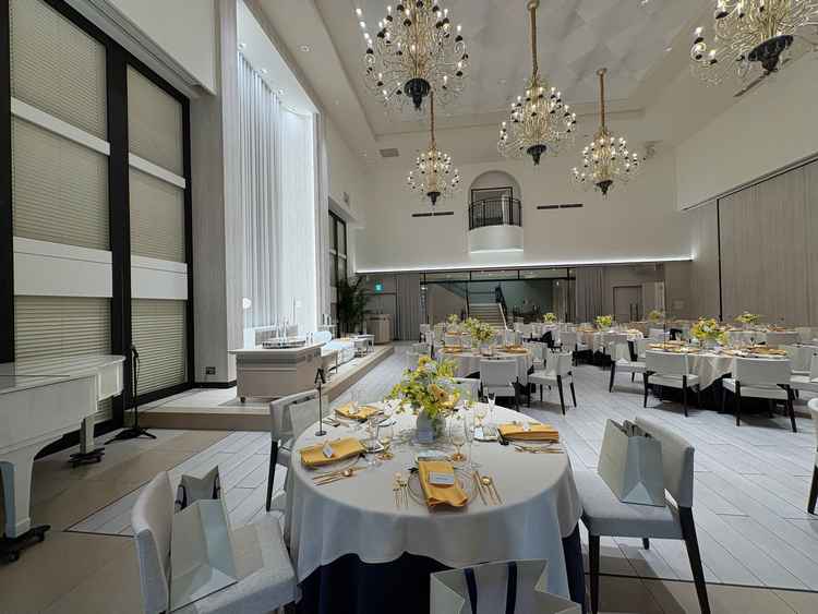 披露宴会場・レイ。入場階段あり。こちらも天井が高く、広々とした印象。