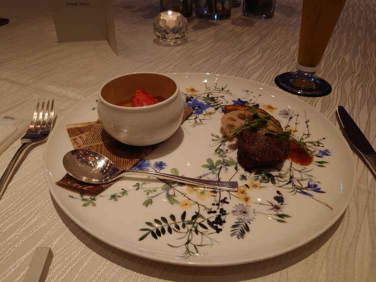 コース試食のひとさら。旨味たっぷりの野菜メインのお肉も柔らかく、ワンプレートでも満足感十分のお食事。