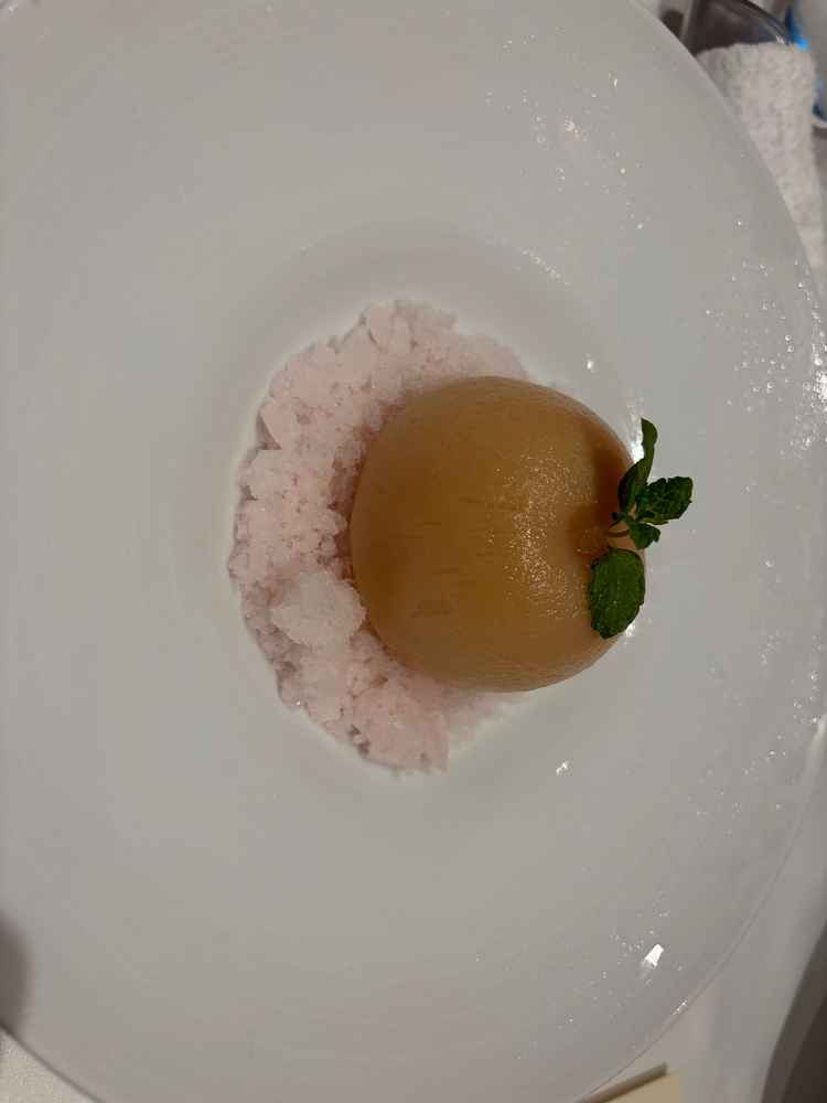 桃のコンフォート。デザートまで非常に美味しいコースでした。