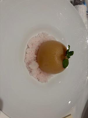桃のコンフォート。デザートまで非常に美味しいコースでした。