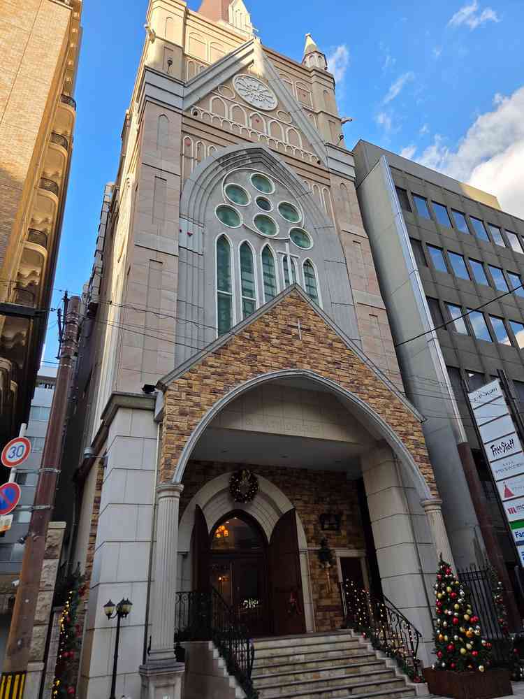 入口の雰囲気。駅から歩いて向かったときに、とんがり屋根が見えて、見つけやすかった。