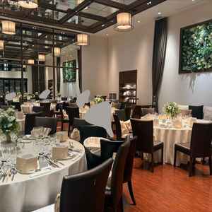 披露宴会場です。壁の一面が鏡になっており広く感じます。壁の植物はカーテンで隠すこともできるとのこと。