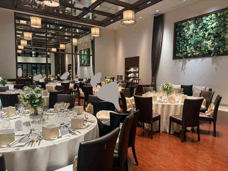 披露宴会場です。壁の一面が鏡になっており広く感じます。壁の植物はカーテンで隠すこともできるとのこと。