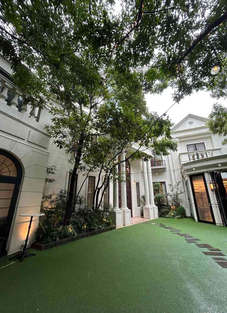 式場の正面入り口とガーデン。常緑樹の緑が多く、雨でも趣がありました。