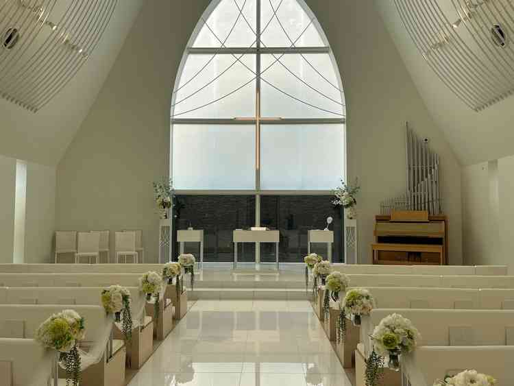 チャペルの内装。正面から見るとガラスから光が刺してきてきれいでした。