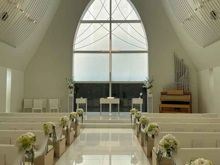 チャペルの内装。正面から見るとガラスから光が刺してきてきれいでした。