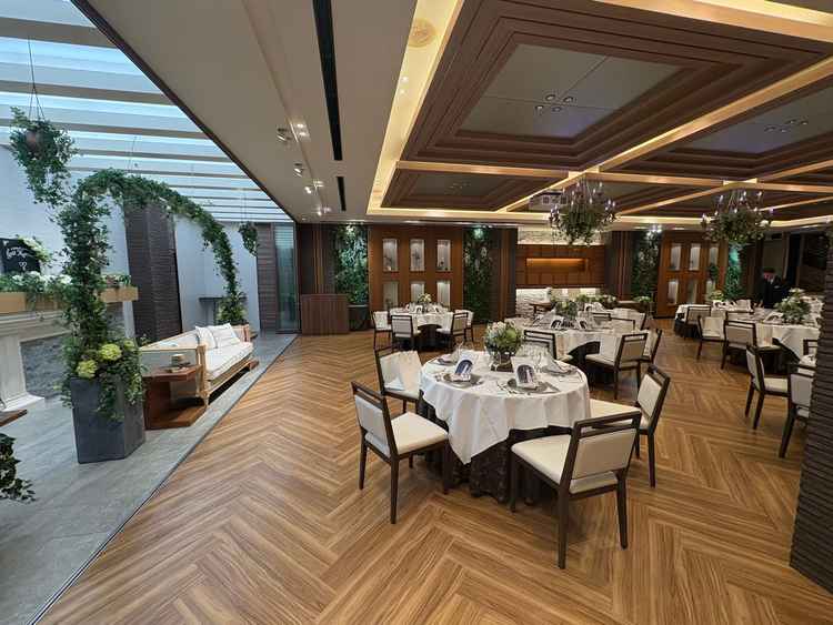 フォトスポットが違う雰囲気で設けられているのが良かった。でもドアの位置的に登場が見えない位置がある。