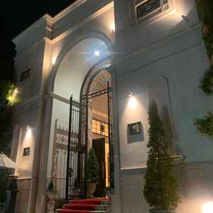 午後の部終了時の出入り口。外壁の植木がライトアップされており、入場時と雰囲気が変わる。