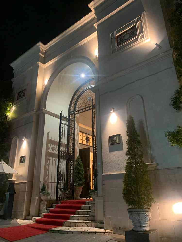 午後の部終了時の出入り口。外壁の植木がライトアップされており、入場時と雰囲気が変わる。