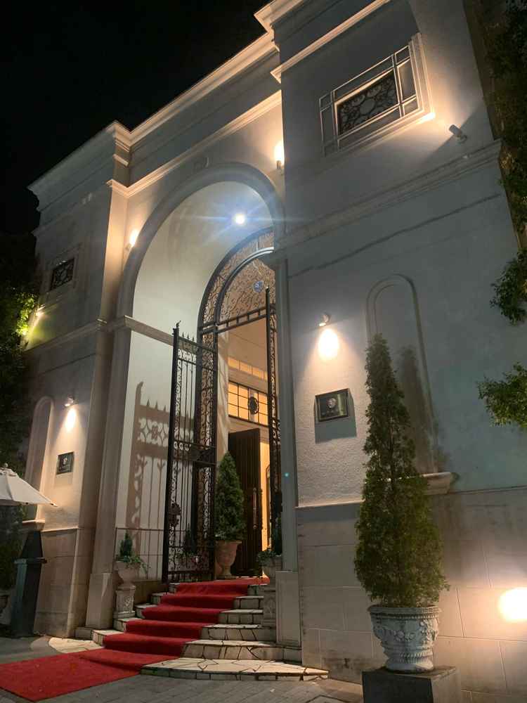 午後の部終了時の出入り口。外壁の植木がライトアップされており、入場時と雰囲気が変わる。