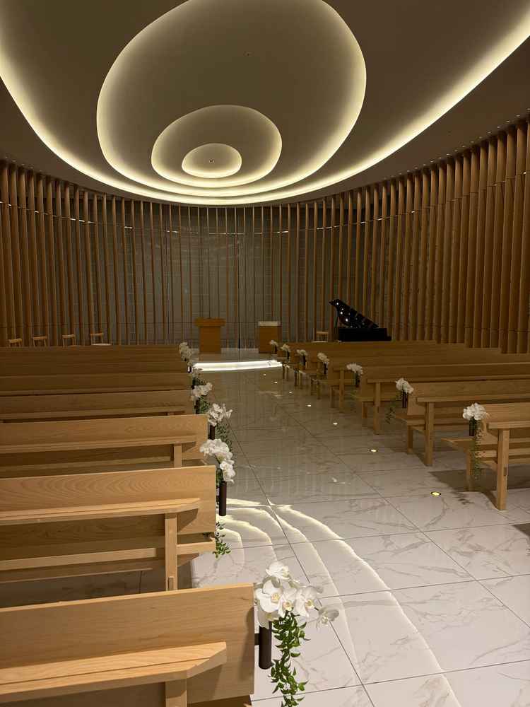 チャペルの窓が閉じてるシーンです。雰囲気に緩急があり非常に気に入りました。