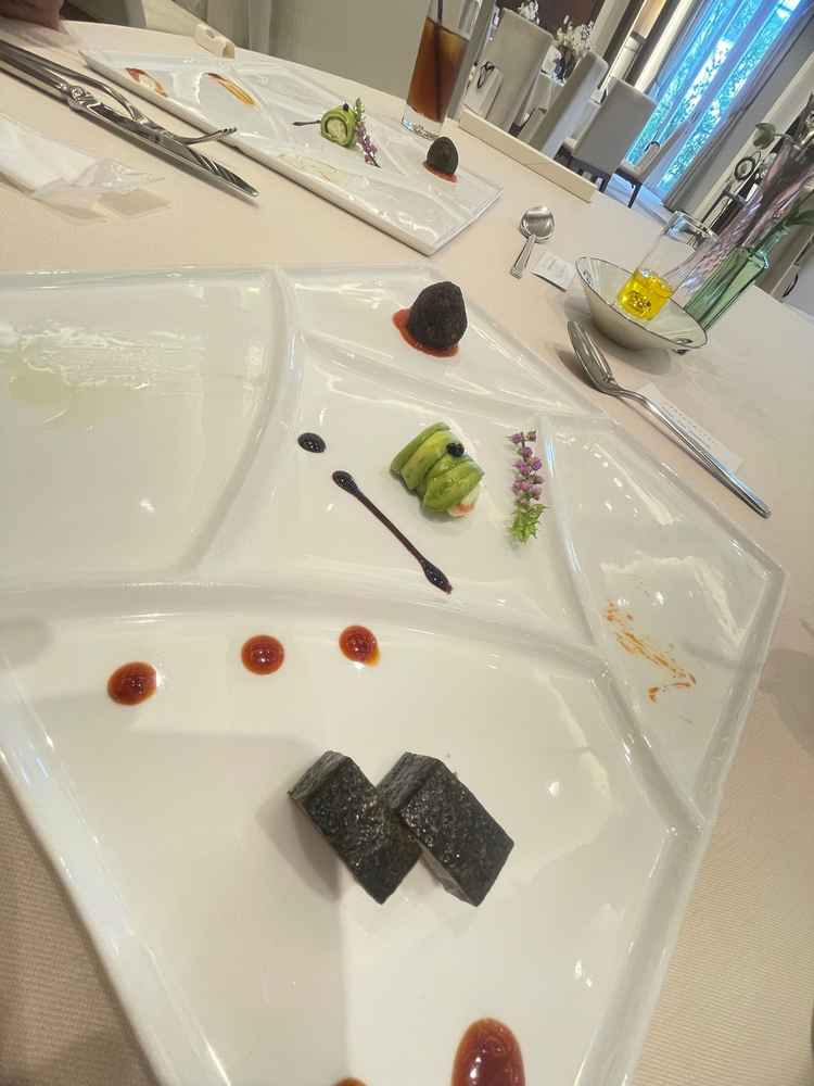 前菜9種盛の中の人気5種類を試食。2種類食べてしまっています。