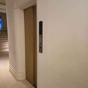 式場は階段を上がる必要がありますが、車椅子や足が不自由な方用のエレベーターの設備もありました。