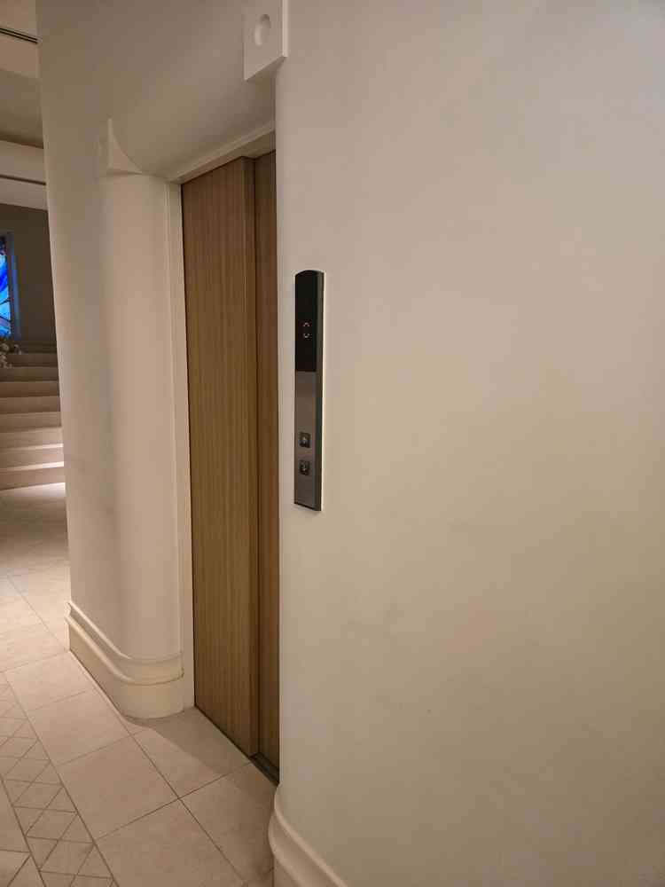 式場は階段を上がる必要がありますが、車椅子や足が不自由な方用のエレベーターの設備もありました。