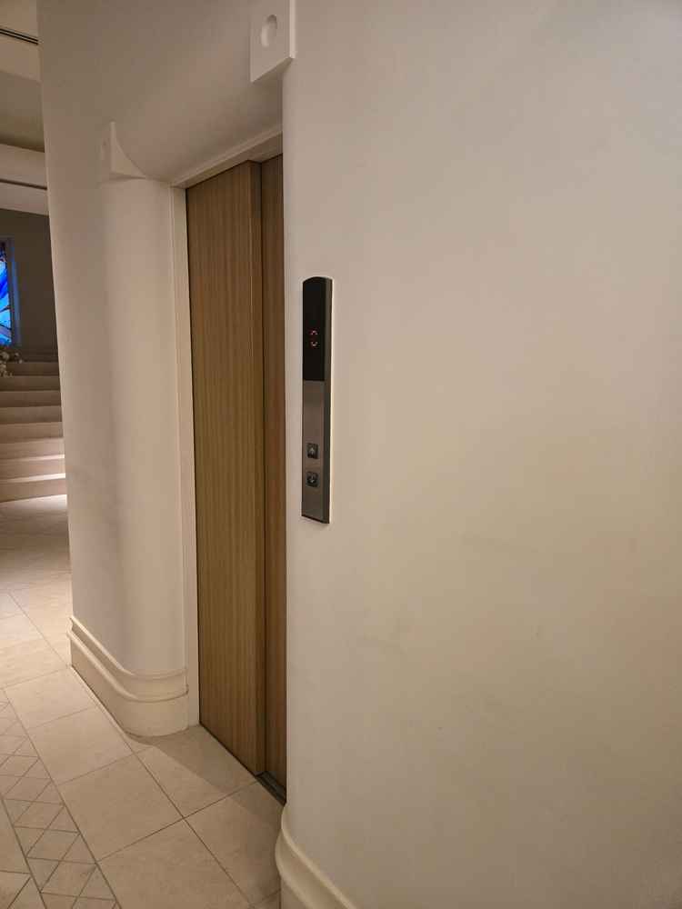 式場は階段を上がる必要がありますが、車椅子や足が不自由な方用のエレベーターの設備もありました。