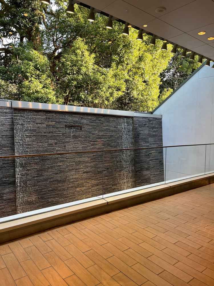 建物上部からチャペルに流れる滝と開放感ある自然を感じられるバルコニーで、非現実的な空間を味わえます。